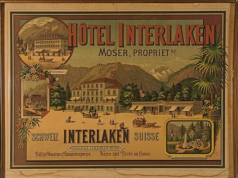 Vintage-Hotelplakat für das Hôtel Interlaken in der Schweiz mit einem großen Hotelgebäude, üppigen Gärten, Pferdekutschen und majestätischen Bergen im Hintergrund, mit dekorativem Text auf Französisch und Deutsch.