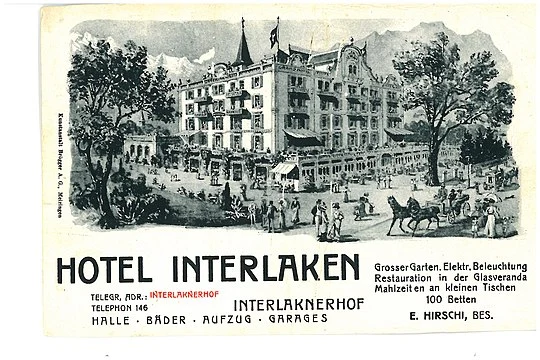 Vintage-Postkartenillustration des Hotels Interlaken, einem prächtigen mehrstöckigen Hotel mit Balkonen, umgeben von Menschen und Bäumen. Der Text in deutscher Sprache bietet Hoteldetails und Annehmlichkeiten.